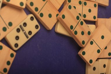 Mavi arka plan üzerinde Domino