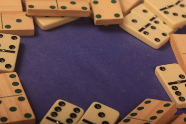 Mavi arka plan üzerinde Domino