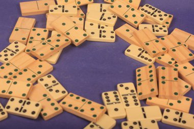 Mavi arka plan üzerinde Domino