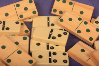 Mavi arka plan üzerinde Domino