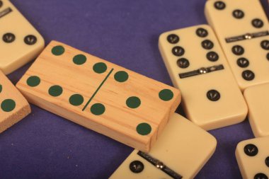 Mavi arka plan üzerinde Domino