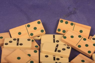 Mavi arka plan üzerinde Domino