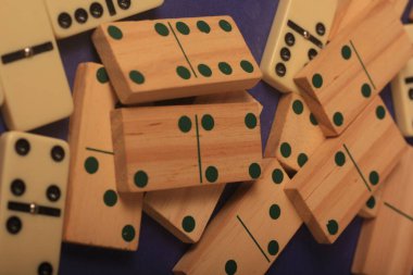 Mavi arka plan üzerinde Domino