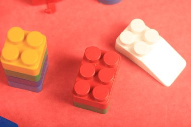 Beyaz arkaplanda plastik küpler.