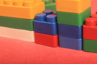 Kırmızı arkaplanda eklenti oyuncakları