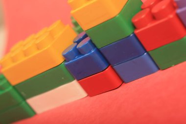 Kırmızı arkaplanda eklenti oyuncakları