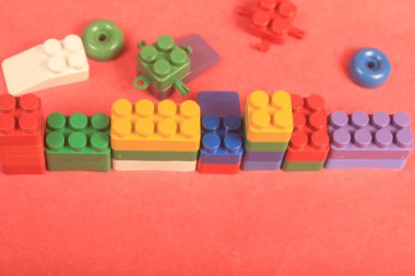 Kırmızı arkaplanda eklenti oyuncakları