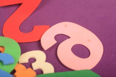 Mor arkaplanda numaralar