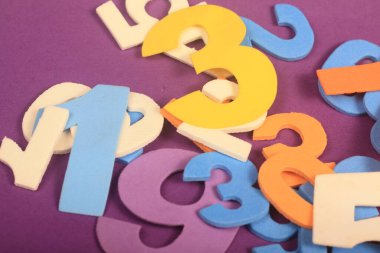 Mor arkaplanda numaralar