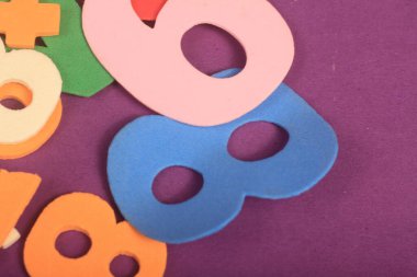 Mor arkaplanda numaralar