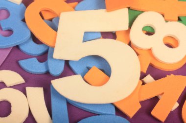 Mor arkaplanda numaralar