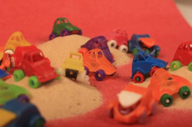 arabalar, kırmızı arkaplanda kum