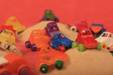 arabalar, kırmızı arkaplanda kum