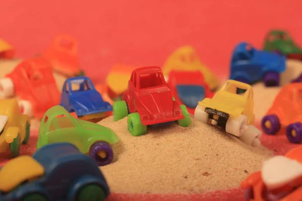 Autos Sand Auf Rotem Hintergrund — Stockfoto