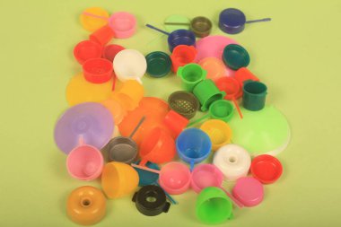 Yeşil arka planda oyuncak tencereleri ve bardaklar