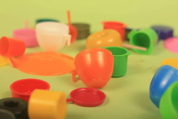 Spielzeug Töpfe Und Tassen Auf Grünem Hintergrund — Stockfoto