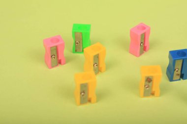 Yeşil arkaplanda keskinleştiriciler