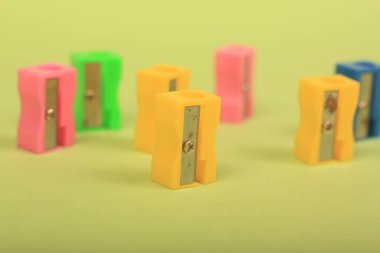 Yeşil arkaplanda keskinleştiriciler