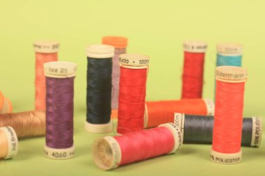 Yeşil arkaplanda iplikler dikiliyor