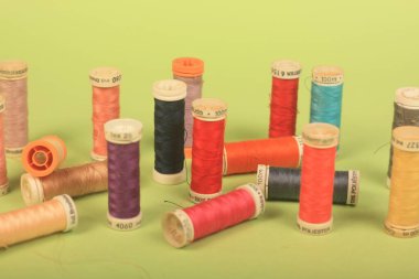 Yeşil arkaplanda iplikler dikiliyor