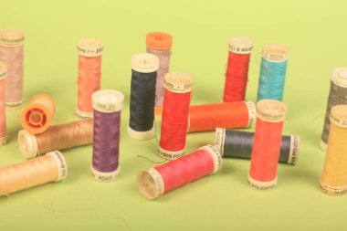 Yeşil arkaplanda iplikler dikiliyor