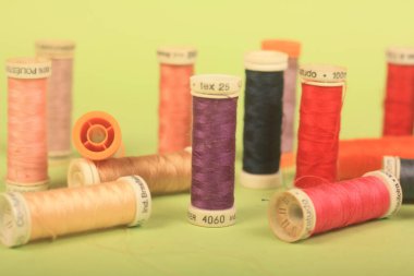 Yeşil arkaplanda iplikler dikiliyor