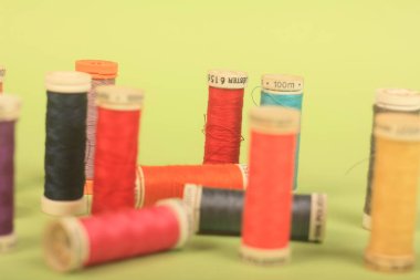 Yeşil arkaplanda iplikler dikiliyor