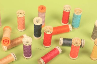 Yeşil arkaplanda iplikler dikiliyor