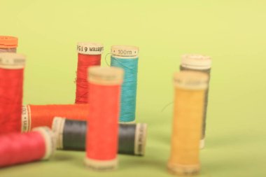 Yeşil arkaplanda iplikler dikiliyor