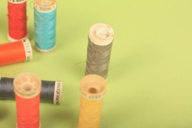 Yeşil arkaplanda iplikler dikiliyor