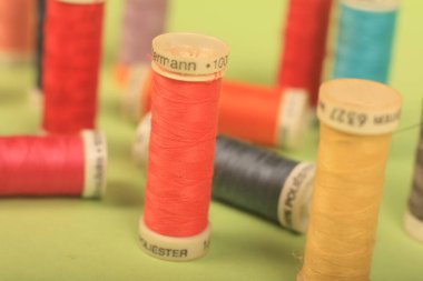 Yeşil arkaplanda iplikler dikiliyor