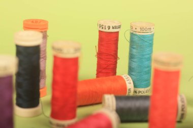 Yeşil arkaplanda iplikler dikiliyor