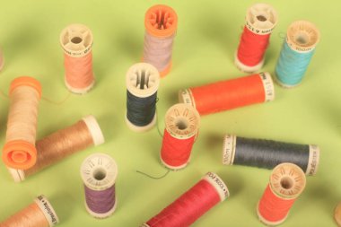 Yeşil arkaplanda iplikler dikiliyor