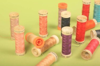 Yeşil arkaplanda iplikler dikiliyor