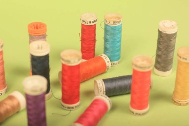 Yeşil arkaplanda iplikler dikiliyor