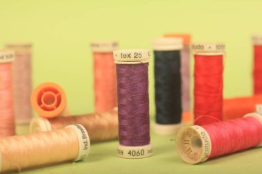 Yeşil arkaplanda iplikler dikiliyor