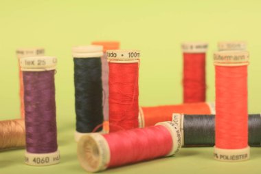 Yeşil arkaplanda iplikler dikiliyor