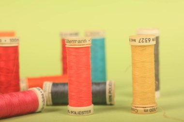 Yeşil arkaplanda iplikler dikiliyor