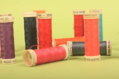 Yeşil arkaplanda iplikler dikiliyor