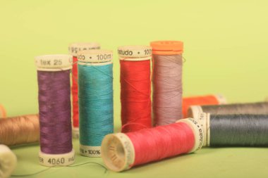 Yeşil arkaplanda iplikler dikiliyor