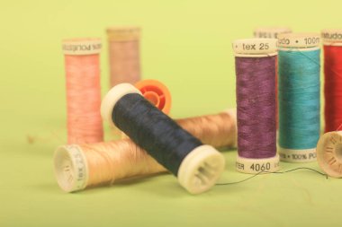 Yeşil arkaplanda iplikler dikiliyor