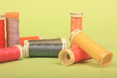 Yeşil arkaplanda iplikler dikiliyor