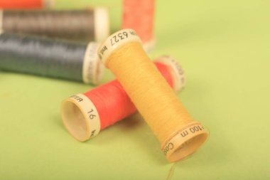 Yeşil arkaplanda iplikler dikiliyor