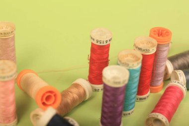 Yeşil arkaplanda iplikler dikiliyor