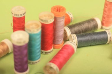 Yeşil arkaplanda iplikler dikiliyor