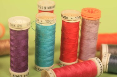 Yeşil arkaplanda iplikler dikiliyor