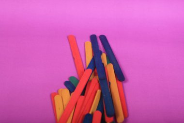 Mor arkaplanda renkli dondurma çubukları