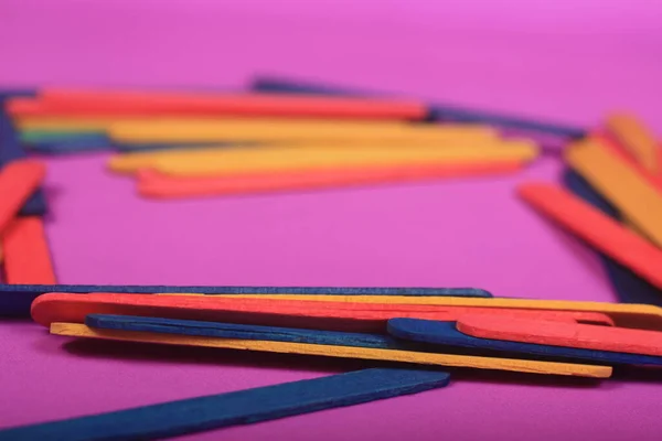 Bâtonnets Glace Colorée Sur Fond Violet — Photo