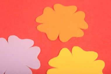 kırmızı arkaplanda oyuncak çiçekler