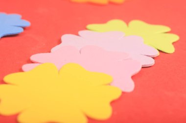 kırmızı arkaplanda oyuncak çiçekler